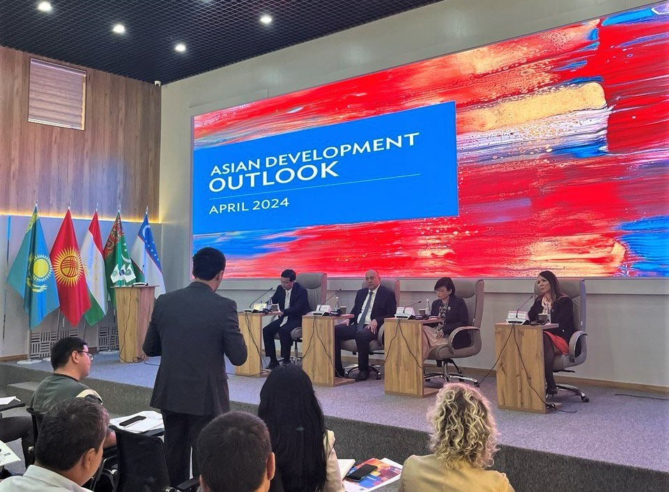 ADB Representatives Present Asian Development Outlook in Engaging Session with Students